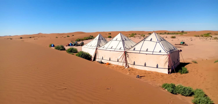Bivouac nomade dans le désert marocain 