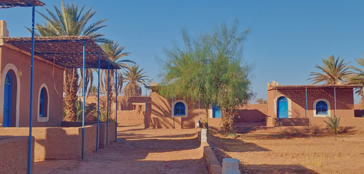 Campement dans le désert en tentes berbères