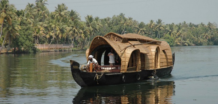 Bateau sur les Backwaters