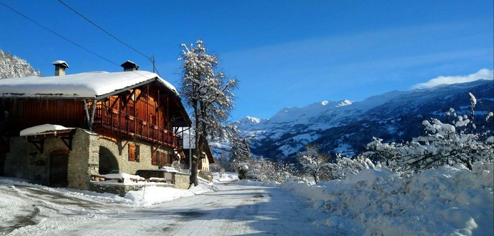 Chalet dans les Alpes à Nâves