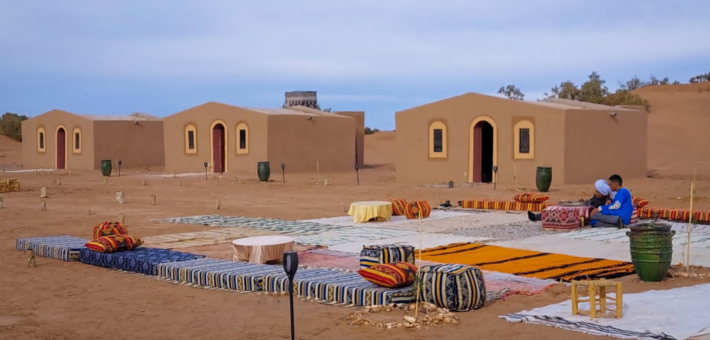 Bivouac fixe dans le désert au Maroc