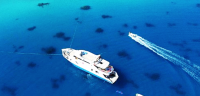 Grand yacht ancré dans le lagon aux dauphins - Zen&go